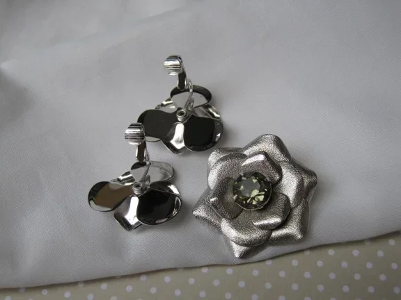 Broche/hanger en oorbellen set Sarah Coventry roos met green ice rijnsteen. - Afbeelding 2