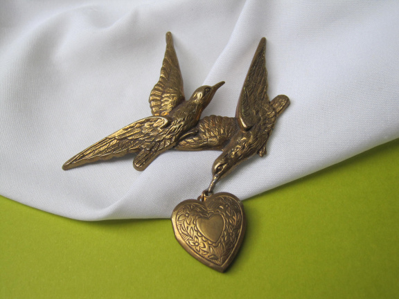 Broche medaillon antiek hart aan vogels 7.6x8.8 cm - nr. 1
