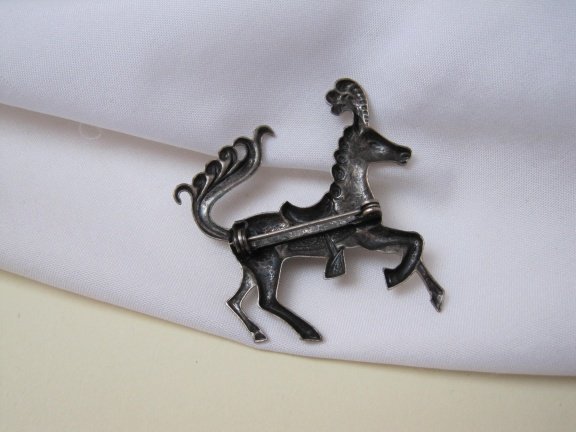 Broche antiek zilverkleurig circus parade paard 4.2x4.6 cm - nr. 1