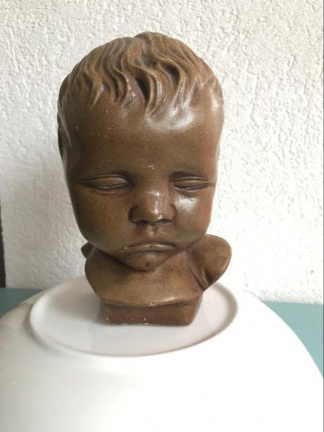 Oud zwaar stenen kinderkopje Gemerkt 240 AP - nr. 1