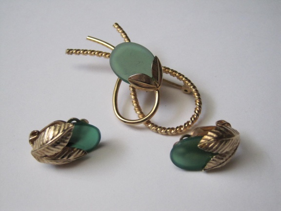 Set broche en oorbellen Hobé 12Kt Gf verguld met groen "glas"stenen. - nr. 1