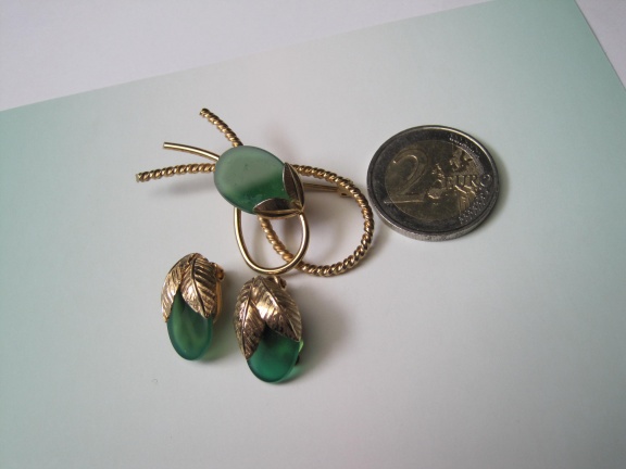 Set broche en oorbellen Hobé 12Kt Gf verguld met groen "glas"stenen. - Afbeelding 2