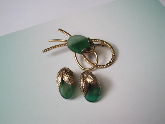 Set broche en oorbellen Hobé 12Kt Gf verguld met groen "glas"stenen. - Afbeelding 3