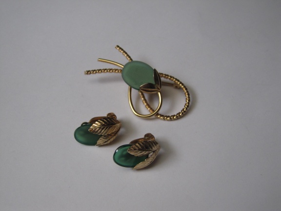 Set broche en oorbellen Hobé 12Kt Gf verguld met groen "glas"stenen. - Afbeelding 4