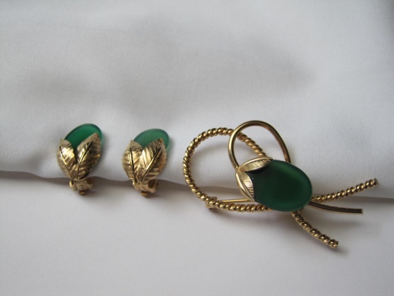 Set broche en oorbellen Hobé 12Kt Gf verguld met groen "glas"stenen. - Afbeelding 6