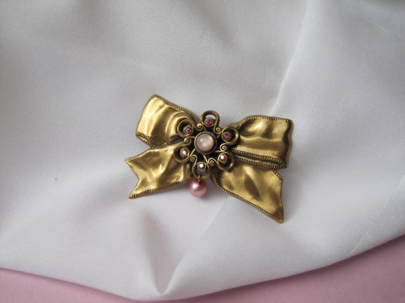 Broche goudkleurig strikmodel roze aurora en zoetwater parel kraal 4.8x3.1 cm. - nr. 1