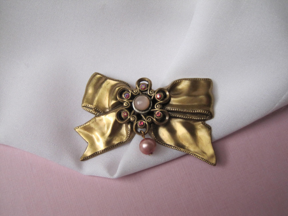 Broche goudkleurig strikmodel roze aurora en zoetwater parel kraal 4.8x3.1 cm. - Afbeelding 3