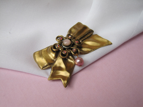 Broche goudkleurig strikmodel roze aurora en zoetwater parel kraal 4.8x3.1 cm. - Afbeelding 5