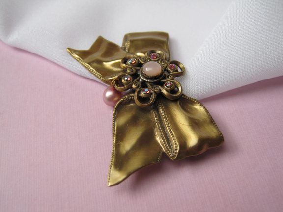 Broche goudkleurig strikmodel roze aurora en zoetwater parel kraal 4.8x3.1 cm. - Afbeelding 7