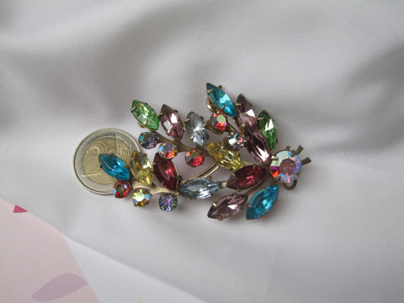 Broche Judy Lee vermeille kleurig bloemen takje met gekleurde kristal rijnstenen 7.4x4.9 cm. - Afbeelding 2