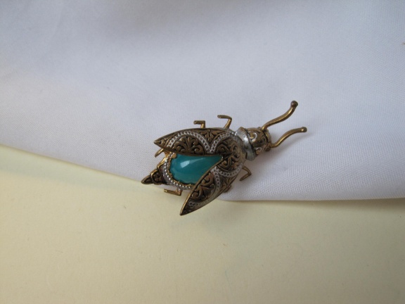 Broche antieke damascener vlieg kever met turquoise blauwe glassteen 3.8x1.6 cm - nr. 1