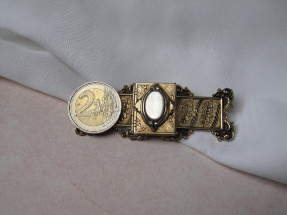Broche medaillon antiek goudkleurig met zilverkleurig frontje 7.6x2.8 cm - nr. 1