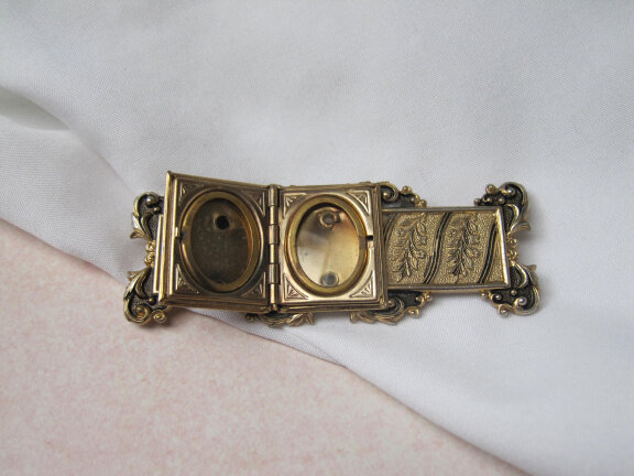 Broche medaillon antiek goudkleurig met zilverkleurig frontje 7.6x2.8 cm - Afbeelding 2