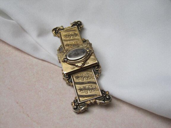 Broche medaillon antiek goudkleurig met zilverkleurig frontje 7.6x2.8 cm - Afbeelding 4
