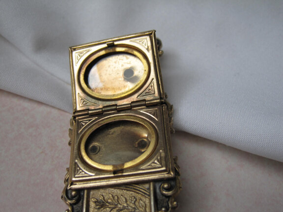 Broche medaillon antiek goudkleurig met zilverkleurig frontje 7.6x2.8 cm - Afbeelding 7