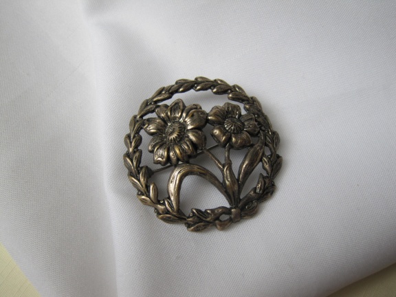 Broche antiek verzilverd bloemen in krans 3.8 cm - nr. 1