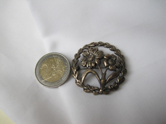Broche antiek verzilverd bloemen in krans 3.8 cm - Afbeelding 2