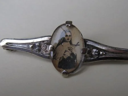 Broche antieke religie met afbeelding achter glaasje ca. 1930 art nouveau. - Afbeelding 2