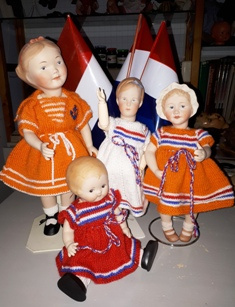Porseleinen popjes + aankleding (prijs is per stuk). - nr. 1