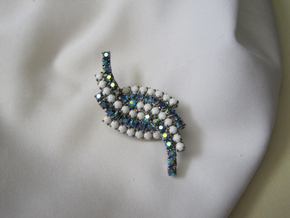 Broche zilverkleurig witte melkglas en aurora kristal rijnsteentjes zwierig model 5.4x2.3 cm - nr. 1
