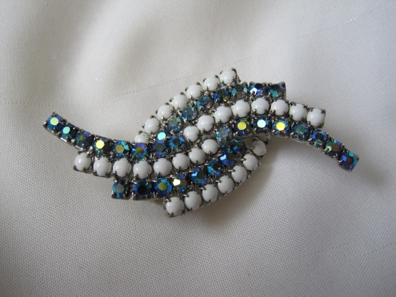 Broche zilverkleurig witte melkglas en aurora kristal rijnsteentjes zwierig model 5.4x2.3 cm - Afbeelding 2