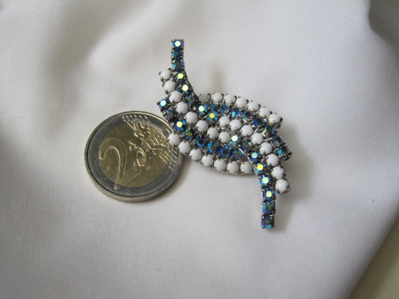 Broche zilverkleurig witte melkglas en aurora kristal rijnsteentjes zwierig model 5.4x2.3 cm - Afbeelding 3
