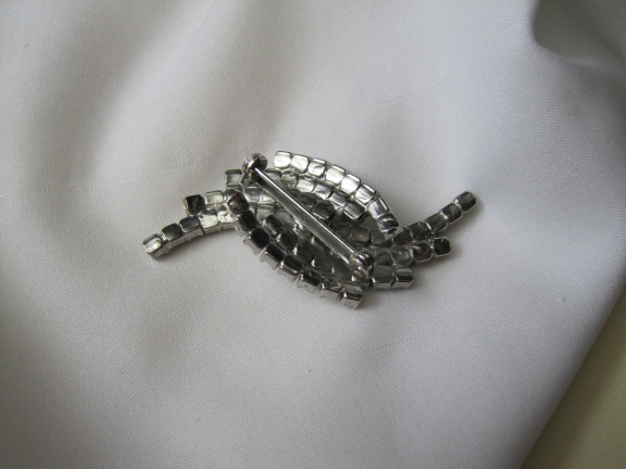 Broche zilverkleurig witte melkglas en aurora kristal rijnsteentjes zwierig model 5.4x2.3 cm - Afbeelding 4