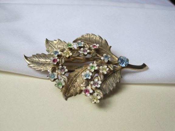 Broche goudkleurig blad en emaille bloemetjes met rijnsteentje 7.4x4.1 cm - nr. 1
