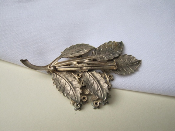 Broche goudkleurig blad en emaille bloemetjes met rijnsteentje 7.4x4.1 cm - Afbeelding 2
