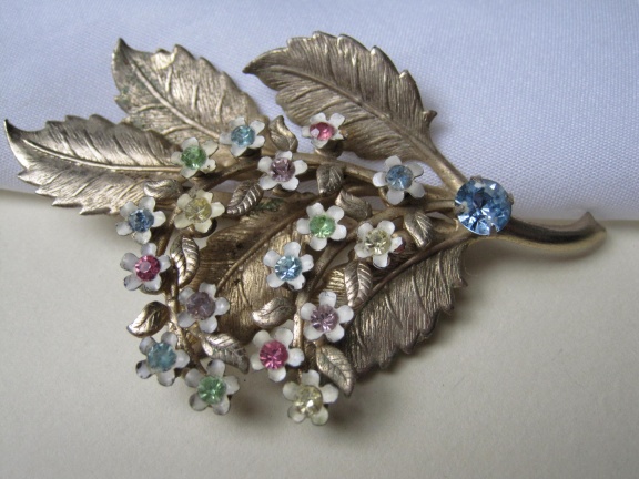 Broche goudkleurig blad en emaille bloemetjes met rijnsteentje 7.4x4.1 cm - Afbeelding 3