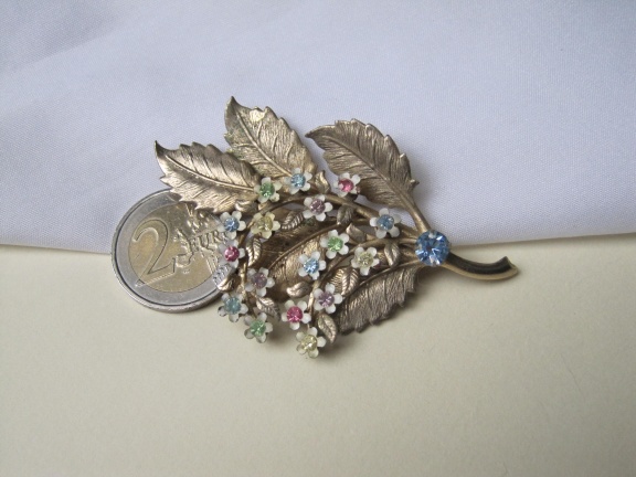 Broche goudkleurig blad en emaille bloemetjes met rijnsteentje 7.4x4.1 cm - Afbeelding 4