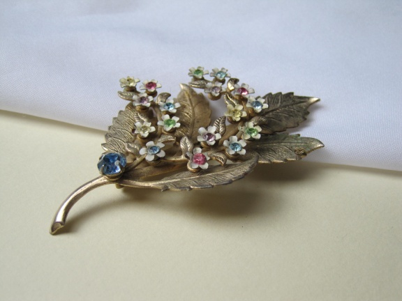 Broche goudkleurig blad en emaille bloemetjes met rijnsteentje 7.4x4.1 cm - Afbeelding 5