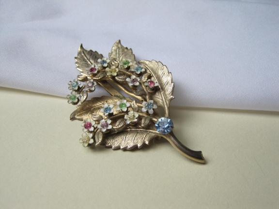 Broche goudkleurig blad en emaille bloemetjes met rijnsteentje 7.4x4.1 cm - Afbeelding 6
