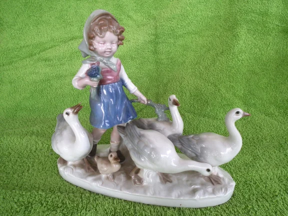 Porseleinen beeldje meisje met ganzen