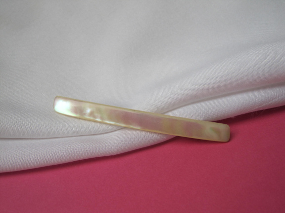 Broche antiek parelmoer schelp 6.3x0.6 cm. - nr. 1