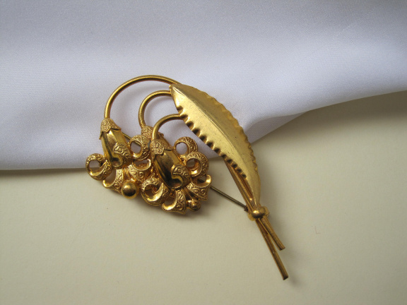 Broche antiek goudkleurig vergulde klokjes bloemen 7.3x3.9 cm - nr. 1