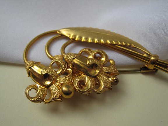 Broche antiek goudkleurig vergulde klokjes bloemen 7.3x3.9 cm - Afbeelding 2