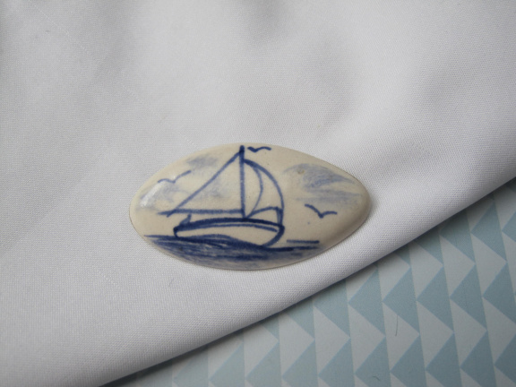 Broche Delfts blauwe keramiek porselein zeilscheepje 4.9x2.6 cm - nr. 1
