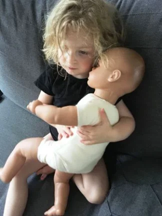 POPPENDOKTER maakt nieuw stoffen poppenlijf. - nr. 1