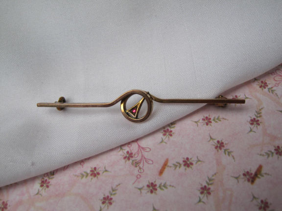 Broche antiek Art Deco goud verguld met robijn rode edelsteen 5.9x0.9 cm - nr. 1