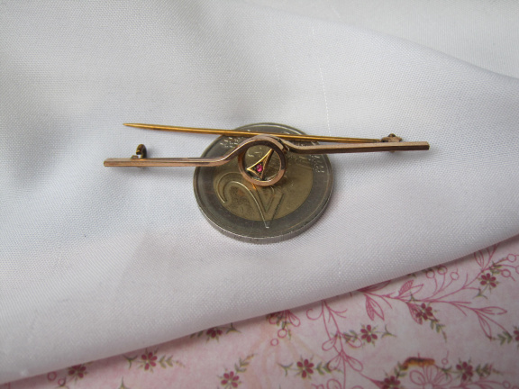 Broche antiek Art Deco goud verguld met robijn rode edelsteen 5.9x0.9 cm - Afbeelding 2
