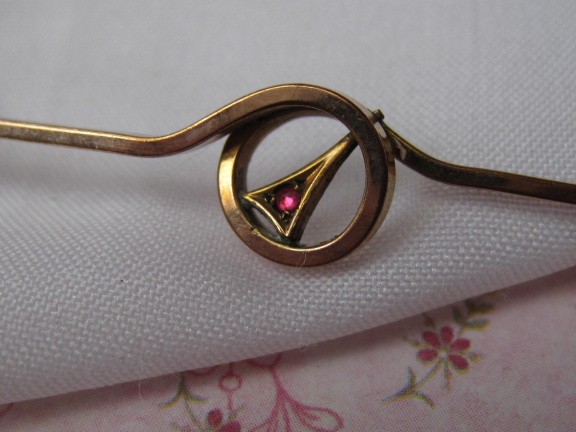 Broche antiek Art Deco goud verguld met robijn rode edelsteen 5.9x0.9 cm - Afbeelding 7