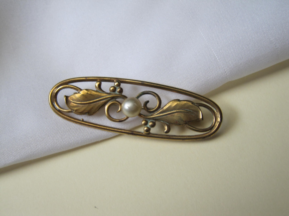 Broche antiek Art Nouveau goudkleurig verguld met kraal cabochon 5.3x1.6 cm - nr. 1