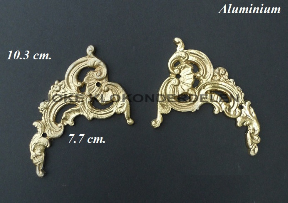 === 2 Klokkast ornamentjes = gebruikt === 37721