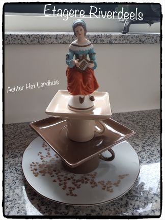 Etagere 3 laags van Serviesdelen/serviesgoed gemaakt "By Cornelia" kop&schotel Riverdale & beeldje