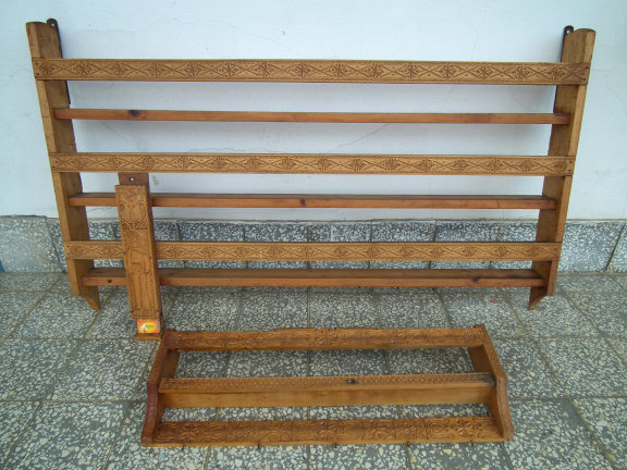 houten bordenrek (2x) en luciferhouder