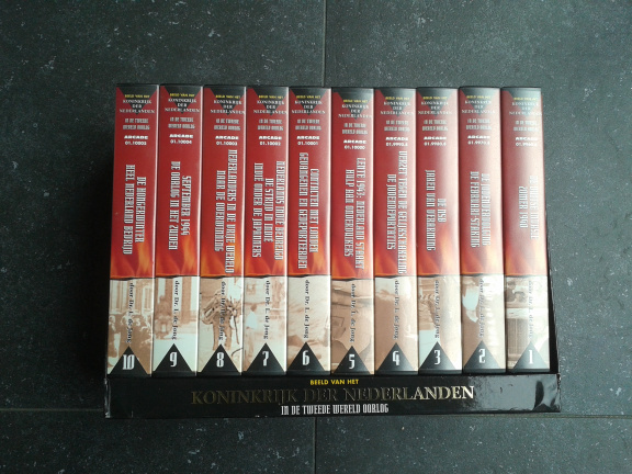 Beeld van het Koninkrijk der Nederlanden in WOII - VHS box - Dr. L. de Jong - nr. 1