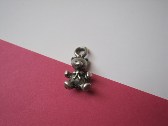 Zilveren bedel/ hanger antiek beertje 1.7x0.9 cm. - nr. 1