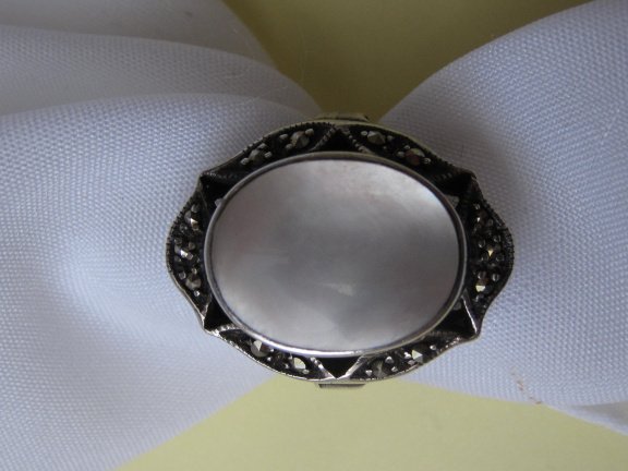 Zilveren ring maat 19.6/19.7 antiek met parelmoer steen en markasietjes