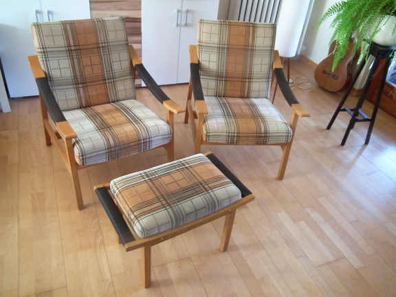 Unieke vintage zithoek van notenhout; geel witte stoffering